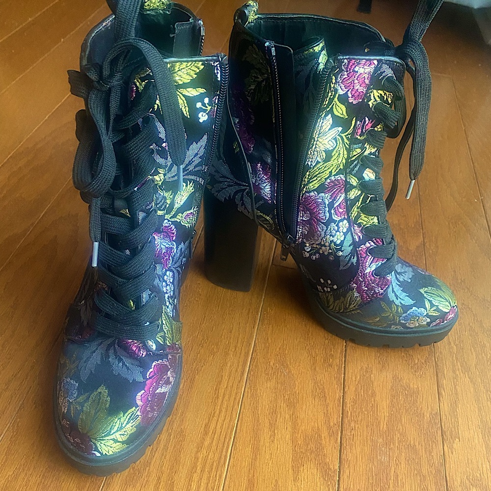 Steve Madden Boots Size 8, new without tags